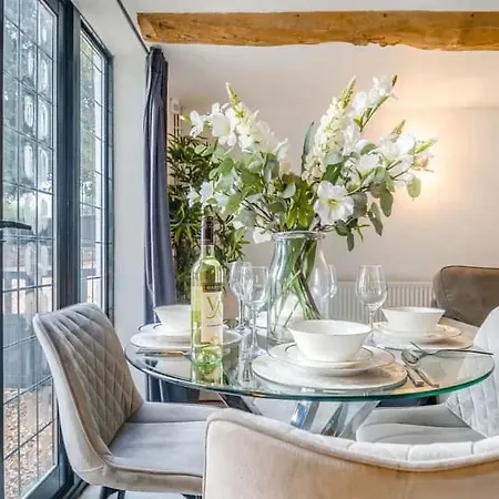 Сasa de vacaciones 2 Bedroom Cosy With Hot Tub In Hambrook Close To Centre *