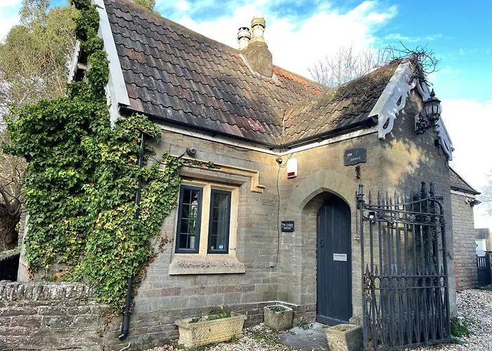 2 Bedroom Cosy With Hot Tub In Hambrook Close To Centre Bristol