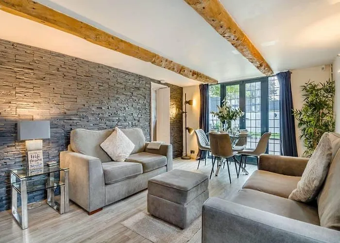 2 Bedroom Cosy With Hot Tub In Hambrook Close To Centre