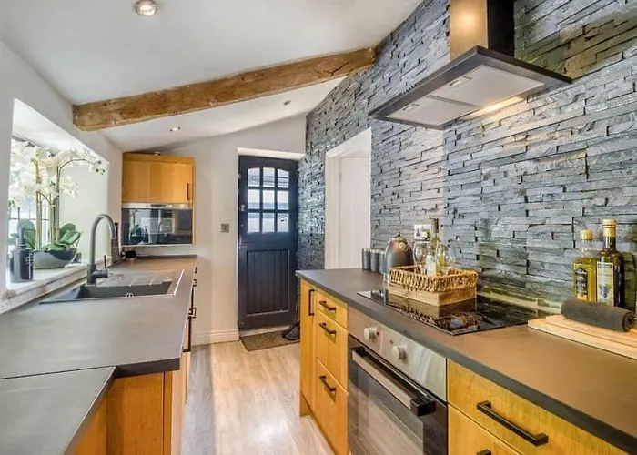 2 Bedroom Cosy With Hot Tub In Hambrook Close To Centre * Bristol