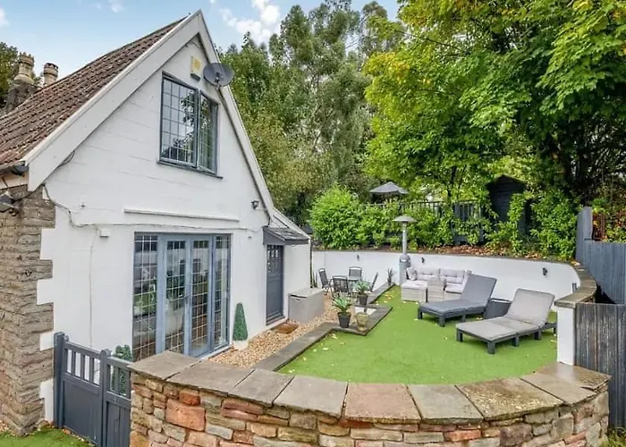 Casa vacanze 2 Bedroom Cosy With Hot Tub In Hambrook Close To Centre *