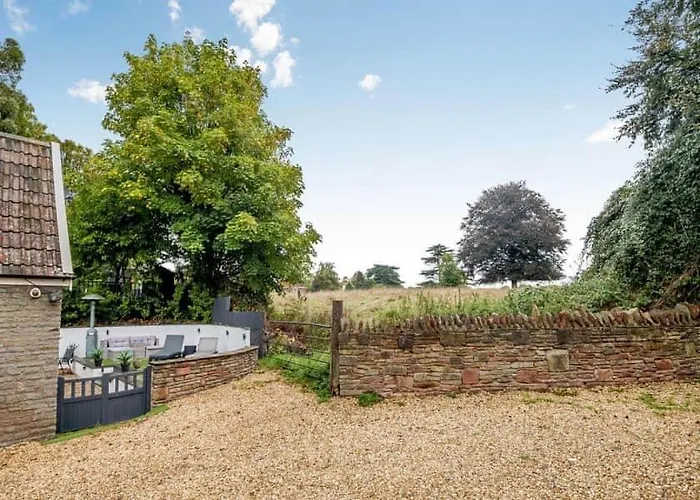 2 Bedroom Cosy With Hot Tub In Hambrook Close To Centre